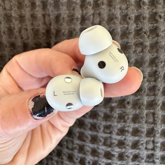 White Wireless Dre Beats - Picture 4 of 6